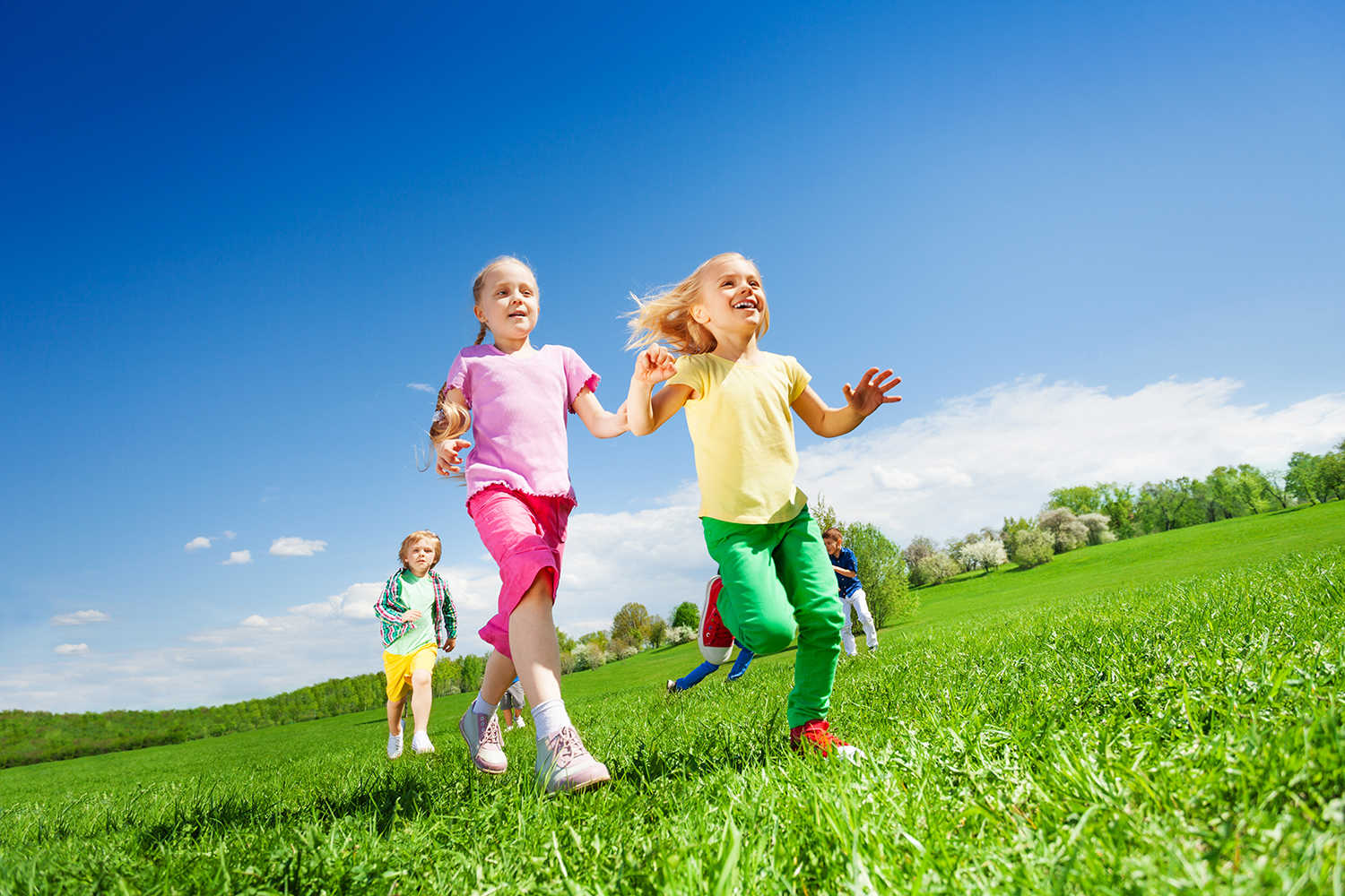 Glade børn der løber og leger