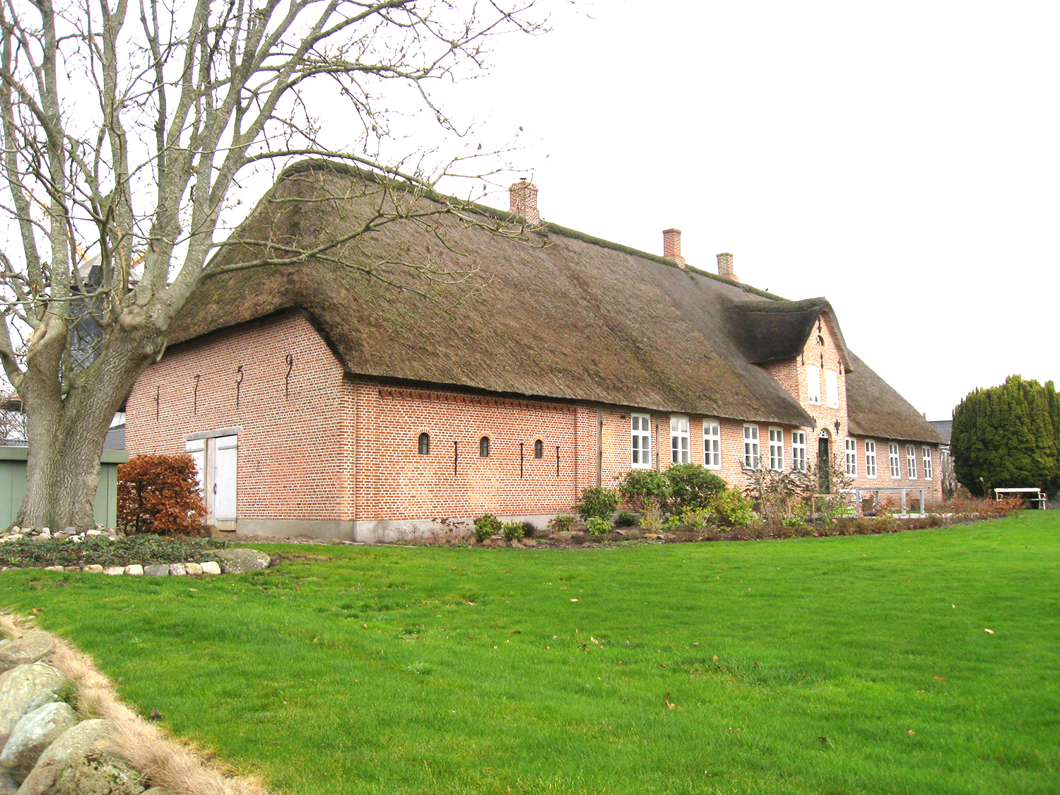 Rødt hus med stråtag