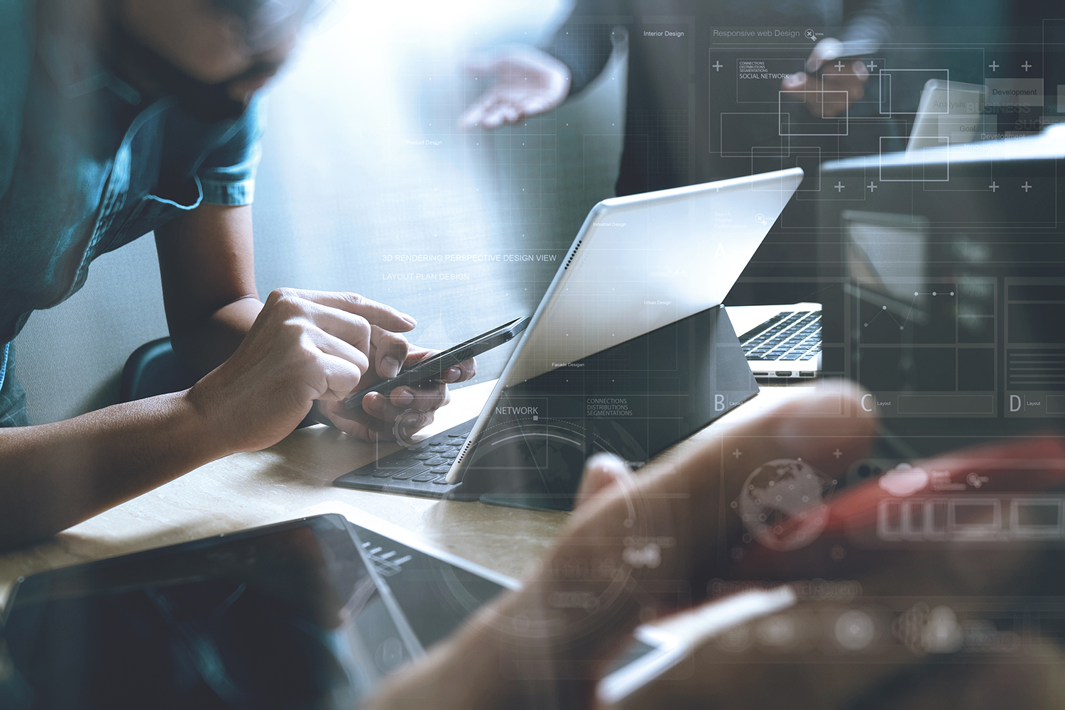 En mand kigger på en computer 