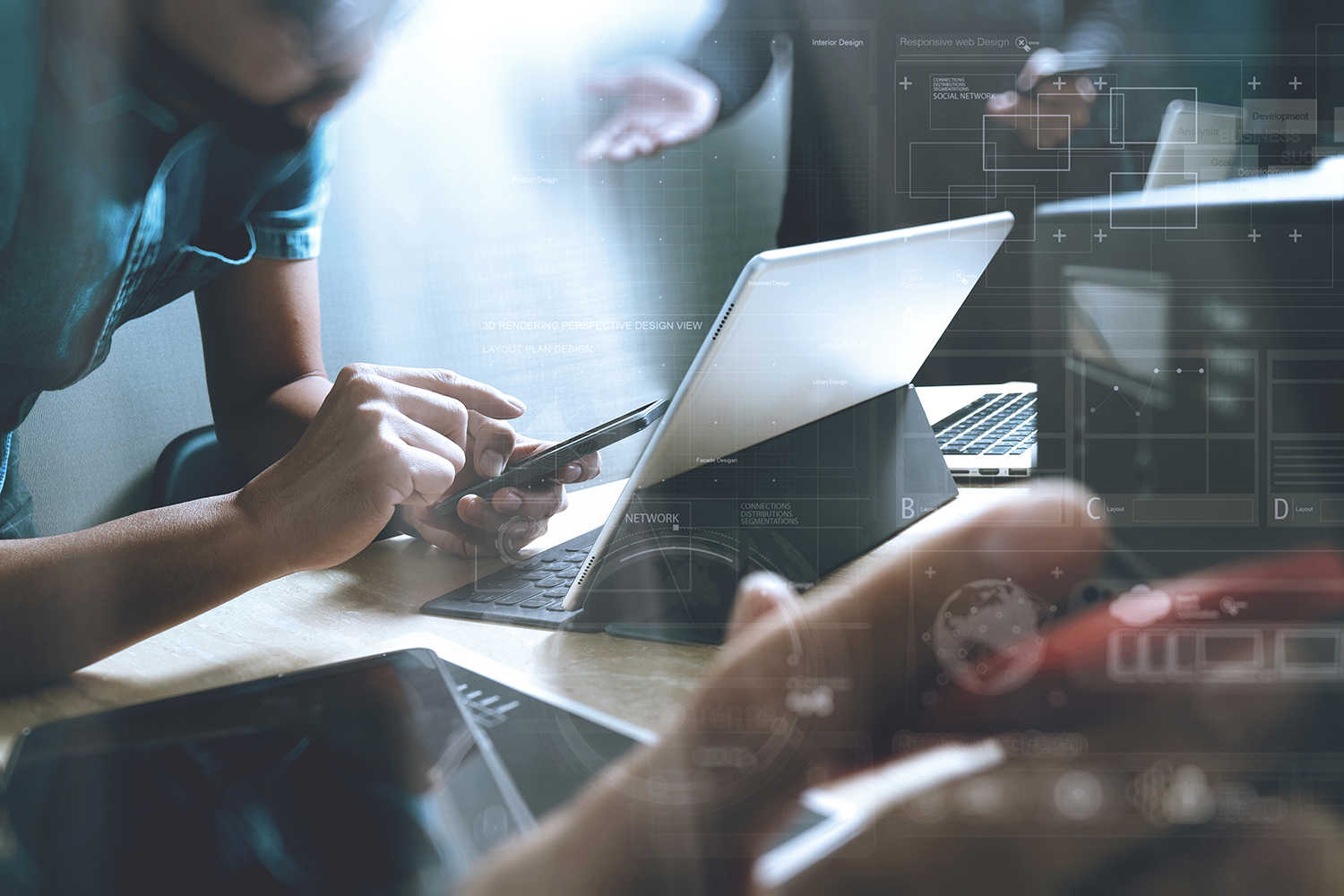 En mand kigger på en computer