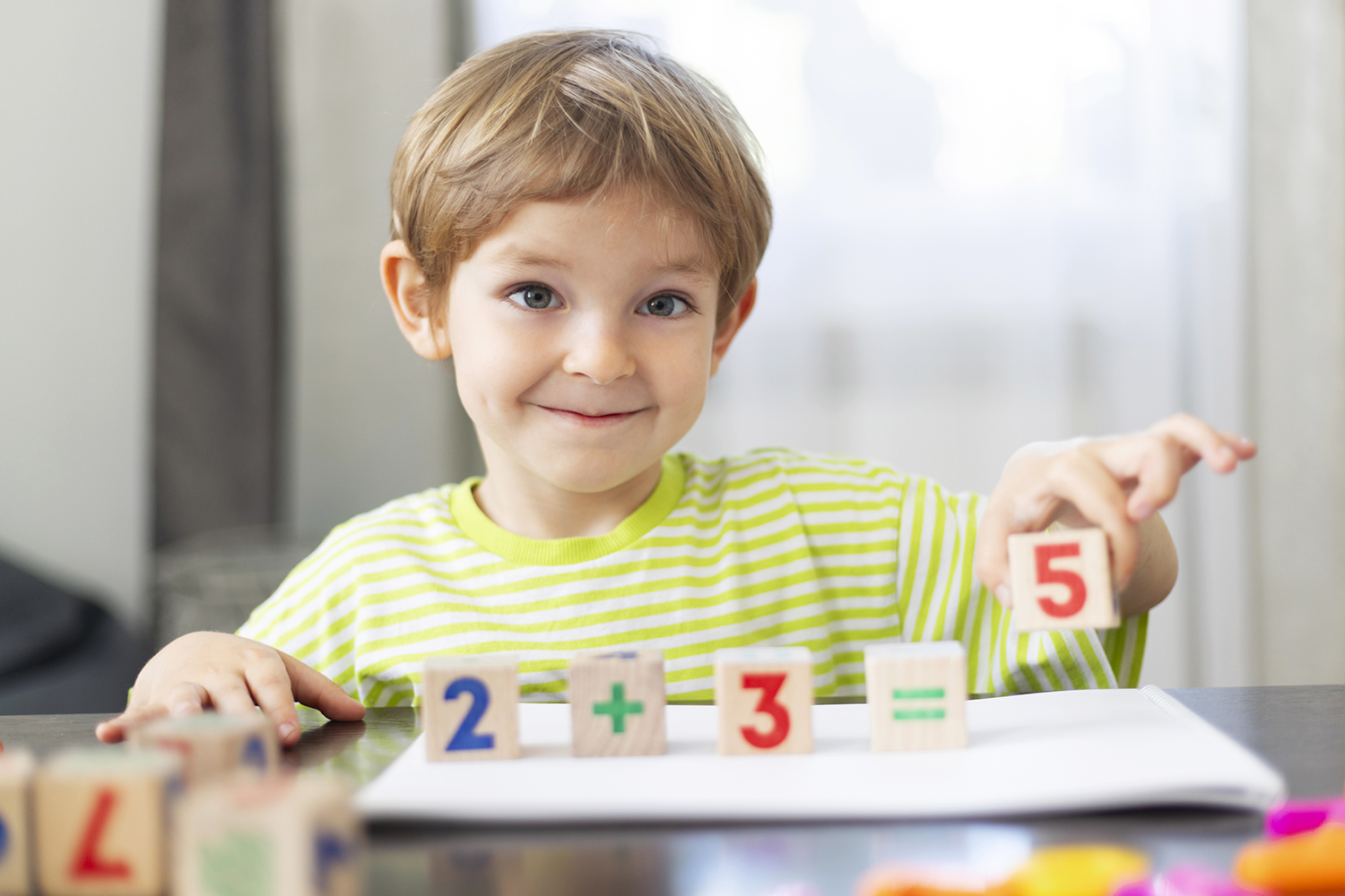 Barn leger med talklodser