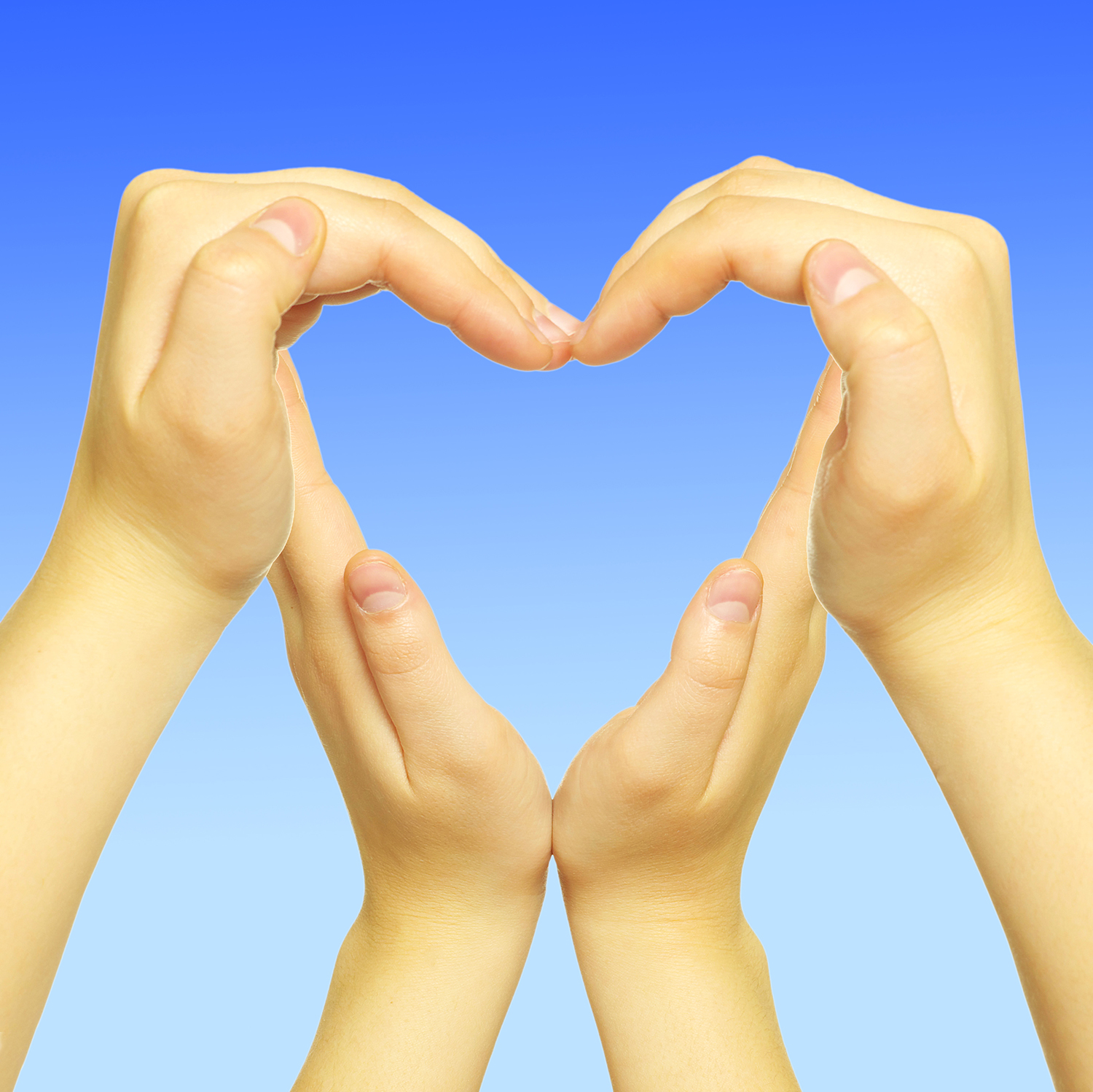 fire hænder der danner et hjerte