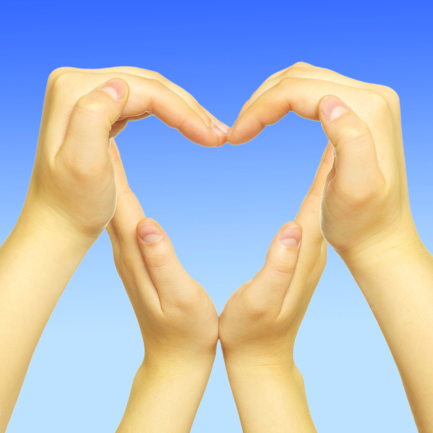 fire hænder der danner et hjerte