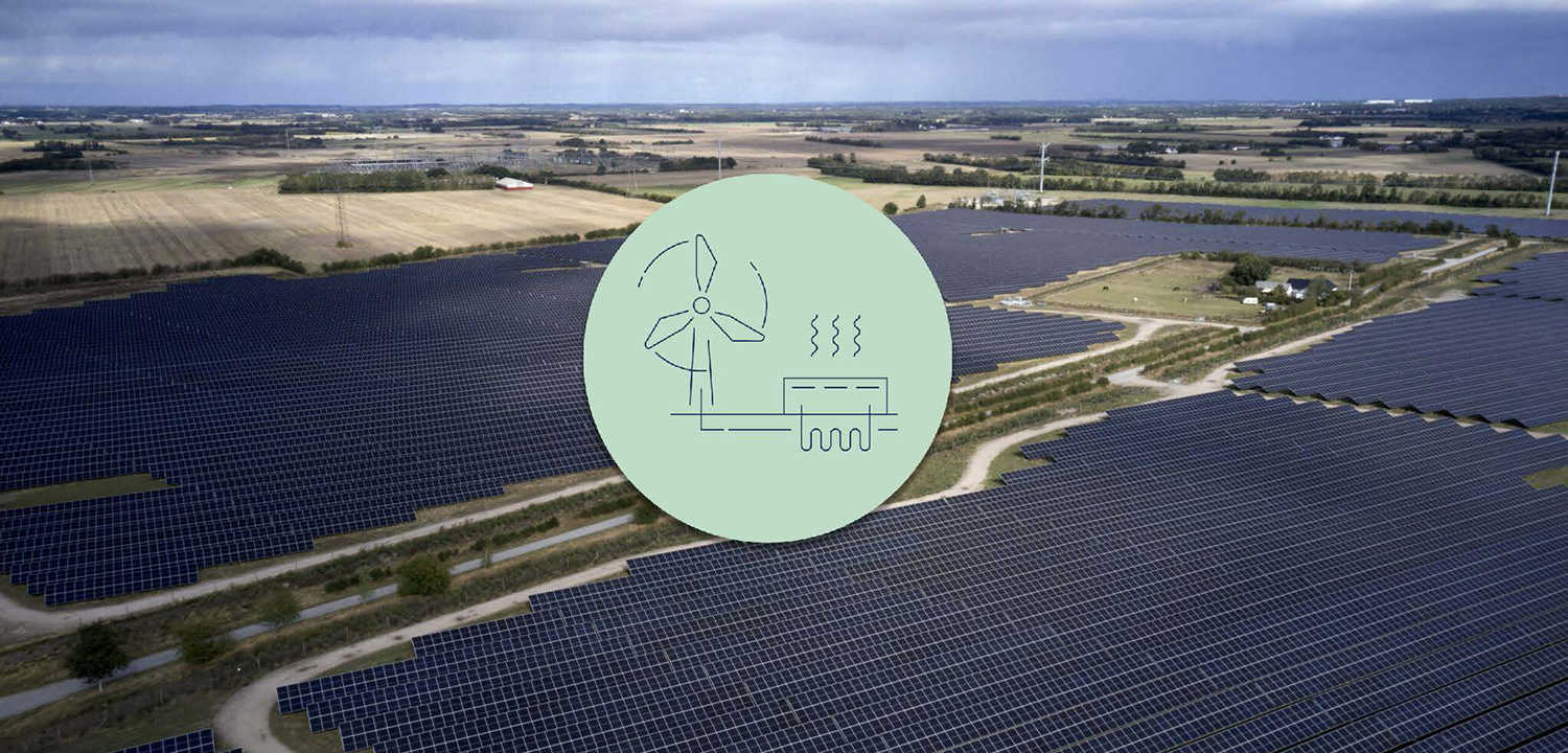 Dronebillede af solcellepark