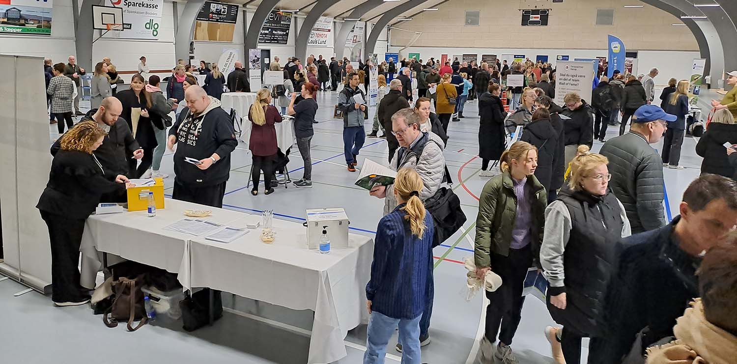 Mennesker i en sportshal