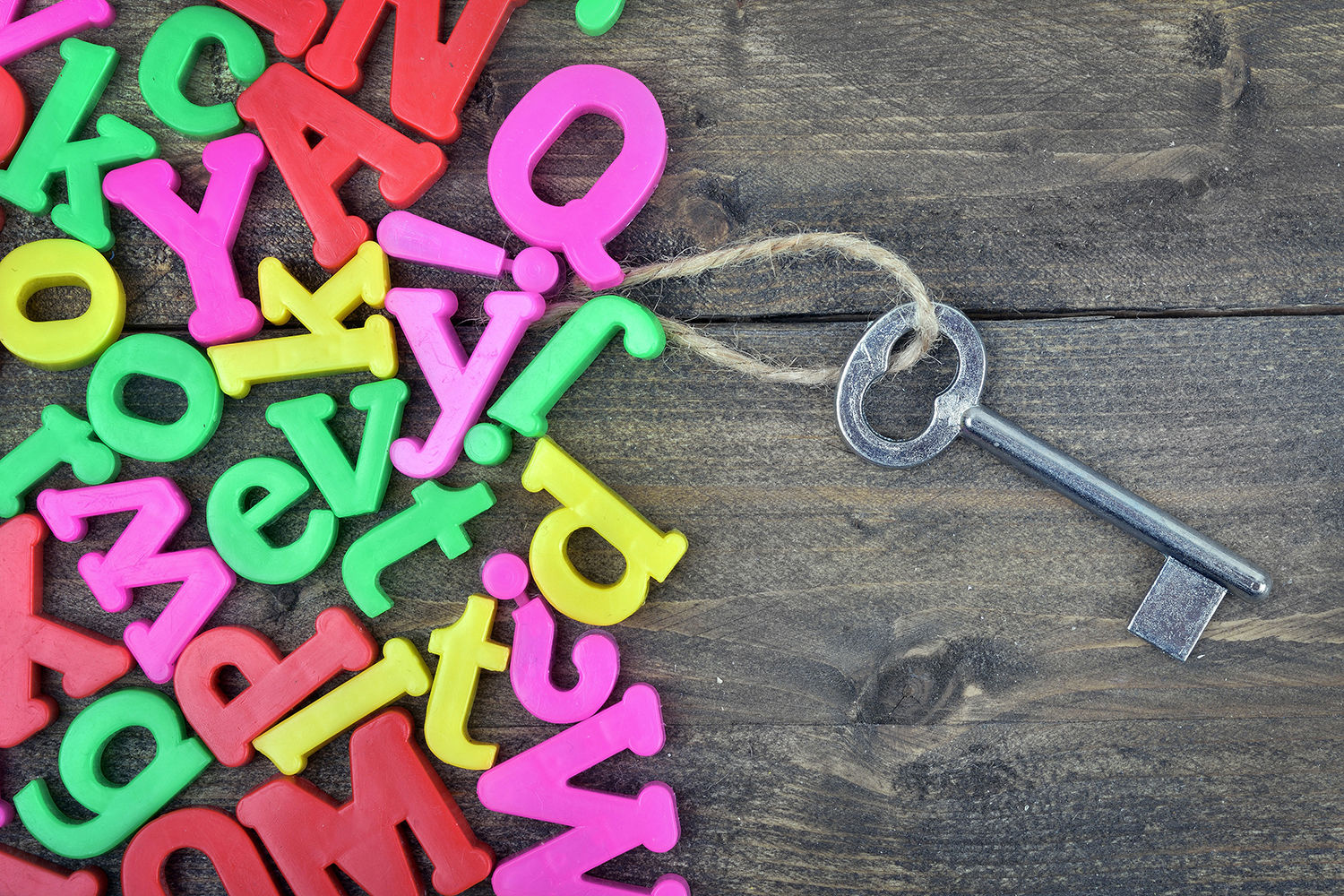 Mange forskellige bogstaver samt en nøgle med en snor i