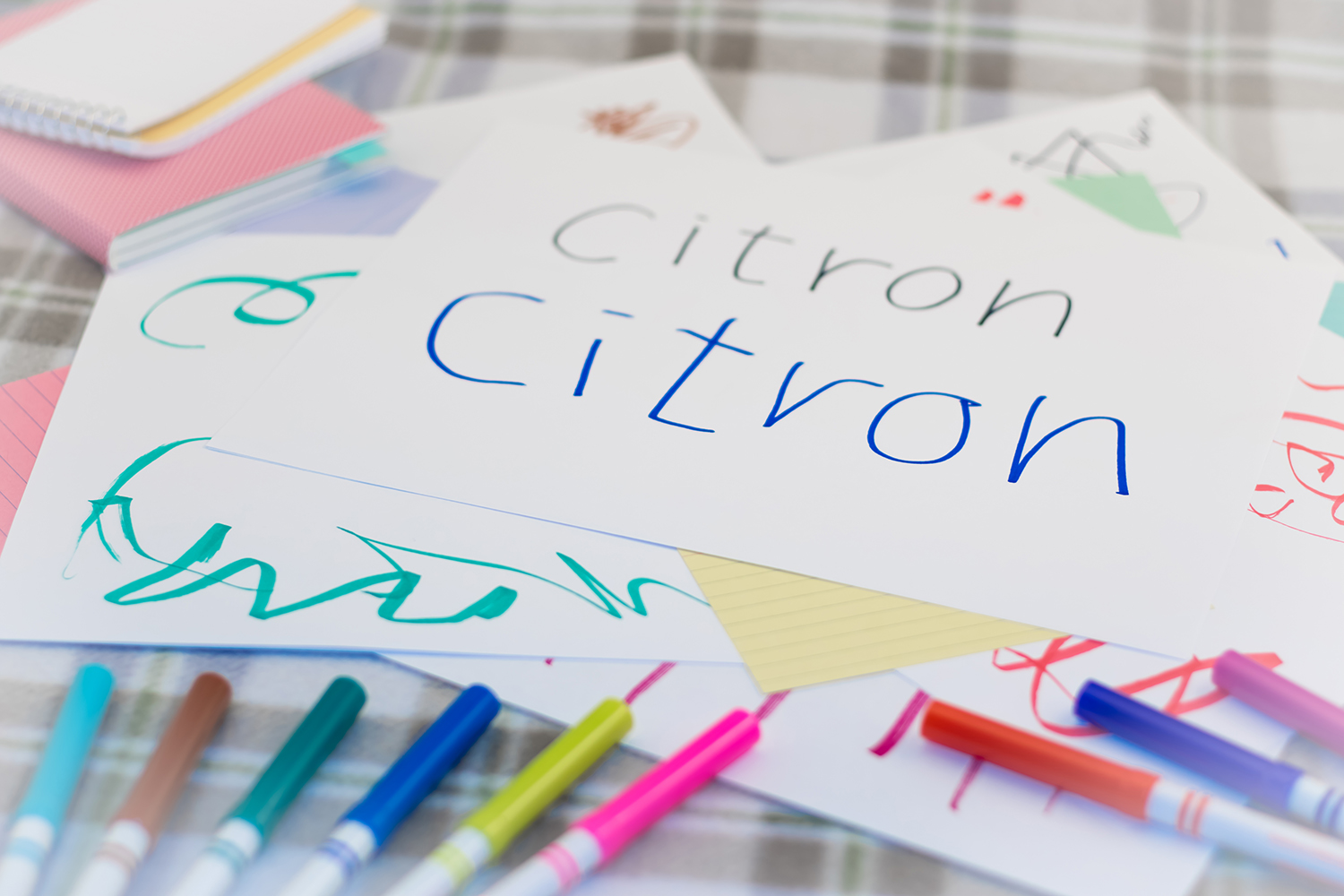 Papir med teksten citron og tusser