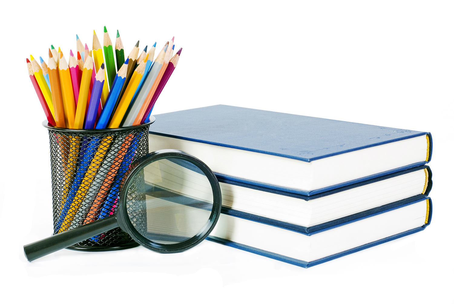 En stak bøger, en lup og nogle farveblyanter i en holder