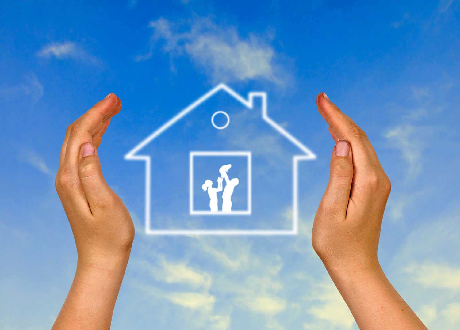 Hænder der holder rundt om et hus, for at illustrerer beskyttelse