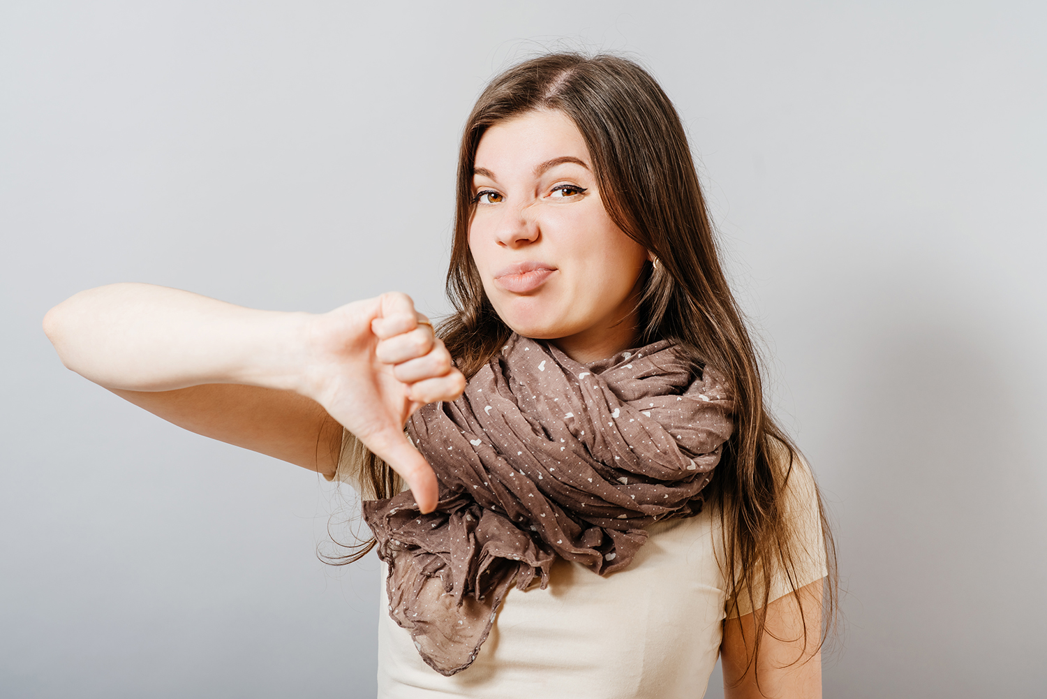 Dame der vender tommelfingeren nedad