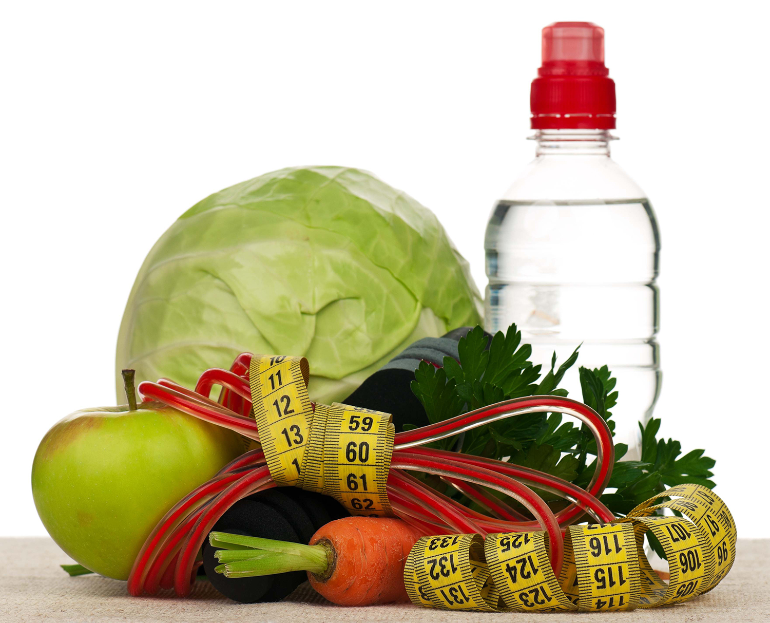 Hvidkål, æble, gulerod, sippetov, målebånd og vand