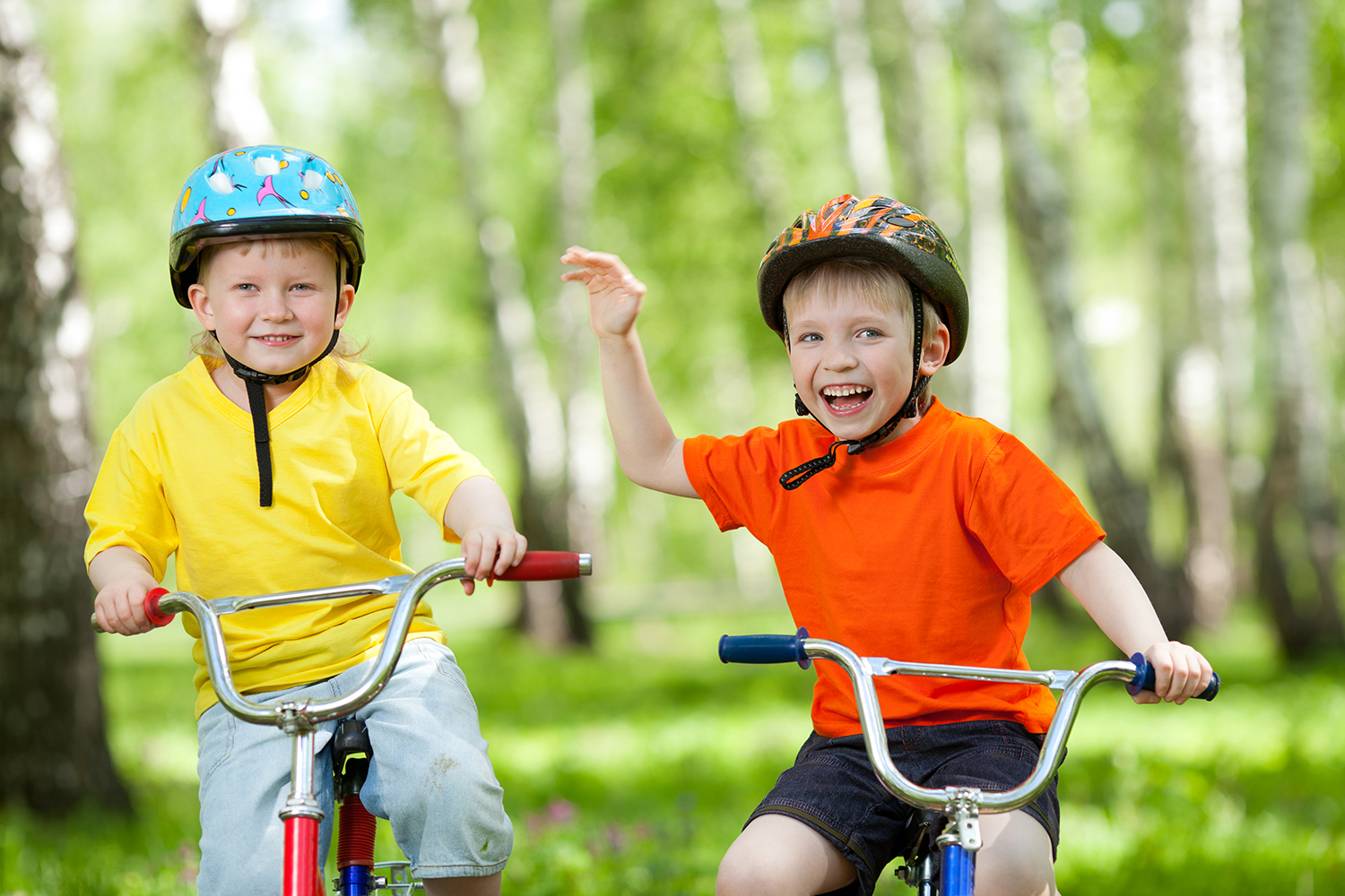 2 glade drenge på cykel 