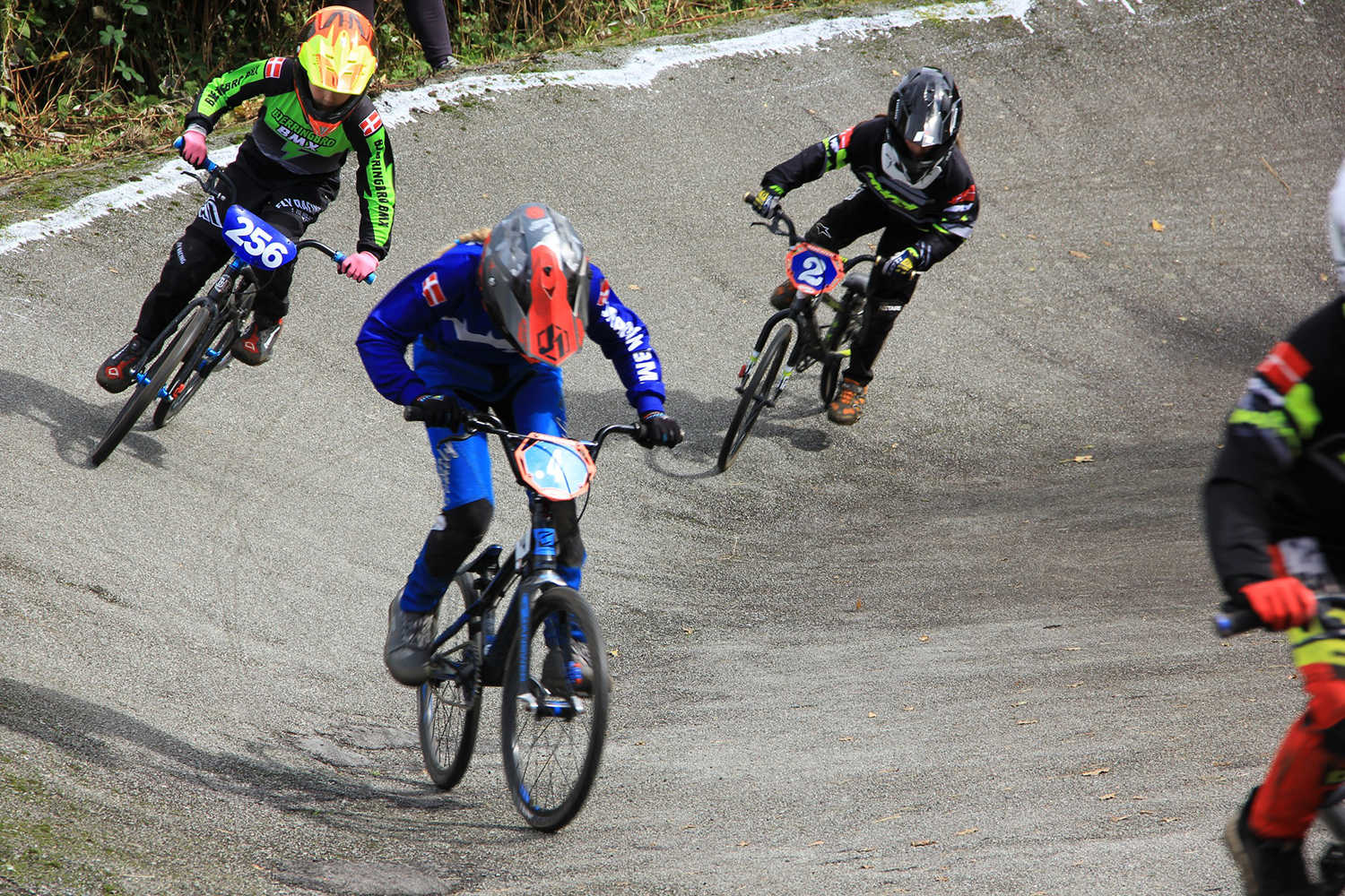 BMX kører på en bane