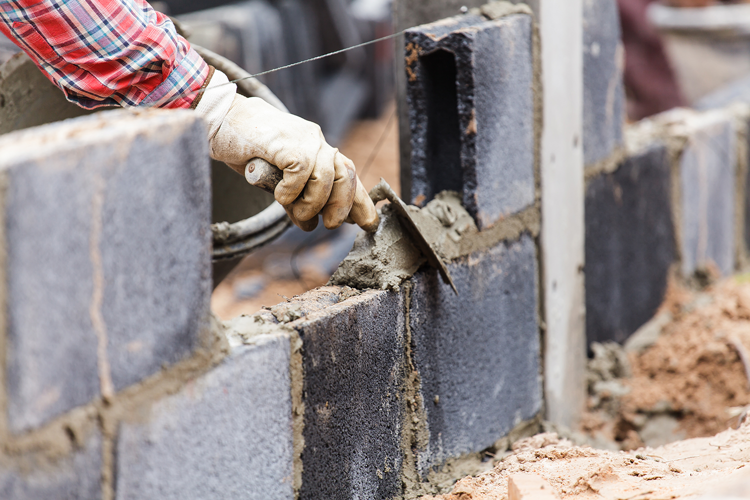 Mand der er ved at murer en mur op