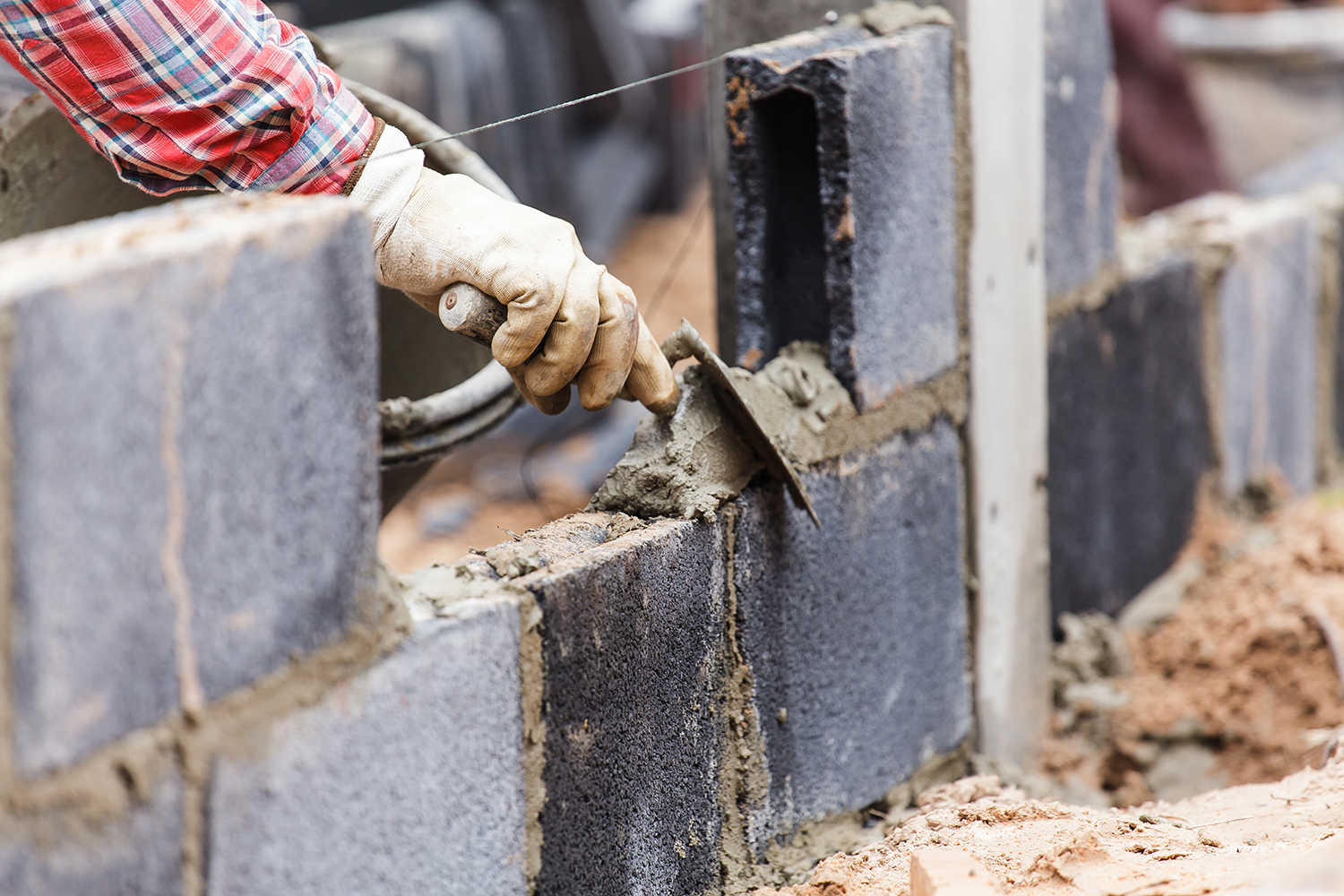 Mand der er ved at murer en mur op